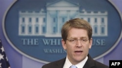 Phát ngôn viên Jay Carney nhắc lại lập trường của chính phủ Obama rằng việc các báo đăng tải những gì được WikiLeaks cung cấp là một việc làm 'đáng tiếc'