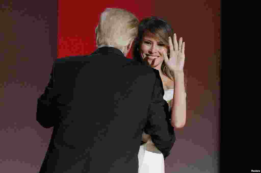 美国总统唐纳德·川普和第一夫人梅拉尼亚·川普在华盛顿会议中心参加就职大典庆祝舞会之一“自由舞会”(2017年1月20日)