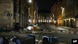 Nepokupljeno, zapaljeno smeće na ulicama Pariza u četvrtak uveče, 23. marta 2023.