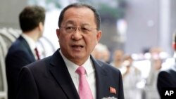 Menteri Luar Negeri Korea Utara, Ri Yong Ho berbicara kepada media di U.N. Plaza Hotel di New York, Senin (25/9). 