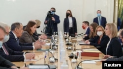 英国外交大臣莉兹∙特拉斯(Liz Truss)在莫斯科与俄罗斯外长谢尔盖∙拉夫罗夫(Sergey Lavrov)举行会谈。(2022年2月10日)