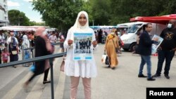 Kandidat pemilihan lokal Perancis Sara Zemmahi, mengenakan jilbab. (Foto: Reuters)