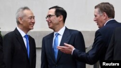 Wakil PM China Liu He (kiri) bersama Menkeu AS Steven Mnuchin dan Perwakilan Dagang AS Robert Lighthizer dalam perundingan di Washington DC (foto: dok). 