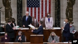 Vice=président Mike Pence, républicain, azali kokamba milulu mya bondimi bilembo ya maponami ya mokonzi ya mboka, na Congrès, Capitole, Washington, 6 janvier 2020.