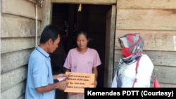 Dana Desa juga bisa menjadi sumber Bantuan Langsung Tunai (BLT) seperti di Desa Balai Rajo, Kecamatan VII Koto Ilir, Jambi. (Foto: Courtesy/Kemendes PDTT)