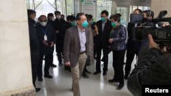 Zhong Nanshan, kepala komisi kesehatan China yang menyelidiki perebakan virus corona, tampak mengunjungi rumah sakit Jinyintan di kota Wuhan, di mana banyak pasien dirawat karena terpapar virus ini.