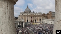 2017年4月16日，梵蒂冈圣彼得广场，天主教教宗方济各主持复活节弥撒。