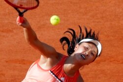 Peng Shuai dari China saat pertandingan babak kedua Prancis Terbuka di stadion Roland Garros, Paris, 31 Mei 2018. (Foto: AP)