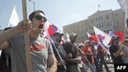 Rais mpya wa Ghsana Atta Mills, (kulia), akizungumza kwa hisia nyingi wakati wa sherehe za kuapishwa kuwa rais mpya wa nchi mjini Accra, Ghana Wednesday, Jan. 7, 2009. 