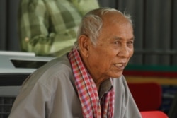 រូប​ឯកសារ៖ លោក ជុំ ម៉ី ជនរងគ្រោះ​នៅ​គុក​ទួលស្លែង អង្គុយ​នៅ​កន្លែង​លក់​សៀវភៅ​របស់​លោក​នៅ​សារមន្ទីរ​ទួលស្លែង នៅ​ថ្ងៃទី​១៦ ខែមករា ឆ្នាំ២០២០។ (ហ៊ុល រស្មី/VOA)