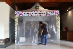 pembuatan bilik khusus dan portal penyemprotan disinfektan di kompleks Balaikota Solo, 27 Maret 2020. (Foto: Courtesy/Humas Pemkot Surakarta)