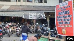 Sosialisasi protokol kesehatan di salah satu Pasar tradisional di Solo, Rabu (15/7). (Foto: VOA/ Yudha Satriawan)