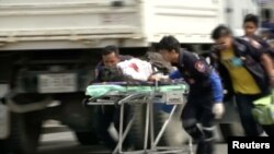 Petugas medis membawa korban luka di lokasi ledakan bom di Hua Hin, bagian selatan Bangkok (12/8).
