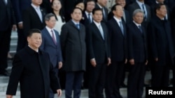 中国国家主席习近平在北京人大会堂的一个仪式上走过一批中国高官。（2019年10月25日）