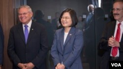台湾总统蔡英文与美国国会议员见面，在她左手边的是众议院外交委员会主席恩格尔(Rep. Eliot Enge)，她右手边的是参议院外交委员会首席民主党参议员梅嫩德斯(Sen. Bob Menendez)。（2019年7月12日，台湾总统府提供） 