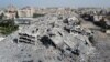 Bangunan tempat tinggal, yang hancur akibat serangan Israel selama konflik, menjadi reruntuhan, di tengah gencatan senjata sementara antara Israel dan Hamas, di selatan Kota Gaza 26 November 2023. (Foto: Reuters)