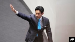 លោក Pita Limjaroenrat មេដឹកនាំ​គណបក្ស​ Move Forward និង​បាន​ឈ្នះការបោះឆ្នោត​ជាតិ​កាលពី​ខែ​ឧសភា​ ចាកចេញ​ពីការប្រជុំ​នៅសភា​ក្នុង​ទីក្រុងបាងកក​ប្រទេស​ថៃ​កាលពីថ្ងៃពុធ ទី​១៩ កក្កដា ឆ្នាំ២០២៣។