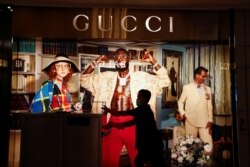 Seorang petugas mengenakan masker di sebuah pusat perbelanjaan setelah Indonesia mengkonfirmasi kasus virus corona pertama di Jakarta, 5 Maret 2020. (Foto: Reuters)