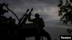 资料照片：乌克兰赫尔松地区的防空人员在观察空中的俄罗斯无人机。(2024年6月11日)