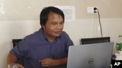 Sai Zaw Thaike, jurnalis foto untuk situs berita independen Myanmar Now, bekerja di kubikel kantornya di Yangon, Myanmar, pada Agustus 2020. (Foto: Myanmar Now via AP)