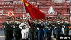 中国军人在莫斯科红场举行的纪念二战胜利70周年的庆祝仪式上。（2015年5月9日）