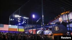 Predsednik SAD Džo Bajden drži govor pred godišnjicu ruske invazije na Ukrajinu, ispred Kraljevskog zamka u Varšavi u Poljskoj, 21. februara 2023.