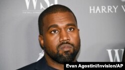 Kanye West menghadiri Innovator Awards yang digelar oleh Majalah WSJ di Museum of Modern Art di New York, 6 November 2019.