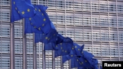 Bendera Uni Eropa berkibar di luar markas Komisi Eropa di Brussels, Belgia, 19 Februari 2020. (Foto: Reuters / Yves Herman)