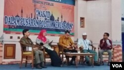 Diskusi bertema “Masjid Dalam Pusaran Kekuasaan,” yang berlangsung di Jakarta, hari Rabu (30/5). (Foto: VOA/Fathiyah)