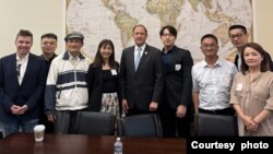 台湾联合国协进会UN宣达团在国会山与美国共和党籍联邦众议员安迪·巴尔（中)会面。(2024年9月18日，台湾联合国协进会提供)