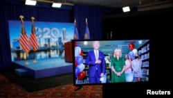 រូបឯកសារ៖ បេក្ខជនប្រធានាធិបតីគណបក្សប្រជាធិបតេយ្យលោក Joe Biden និងក្រុមគ្រួសារ ចូលរួមក្នុងសន្និបាតគណបក្សប្រជាធិបតេយ្យ ដែលតែងតាំងលោកជា បេក្ខជនប្រធានាធិបតីប្រចាំគណបក្ស នៅក្រុង Milwaukee រដ្ឋ Wisconsin សហរដ្ឋអាមេរិក កាលពីថ្ងៃទី១៨ ខែសីហា ឆ្នាំ២០២០។ 