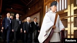 靖国神社人员带领日本议员参拜该国的战争亡灵，其中包括经审判而被定罪的战犯。（2018年8月15日）