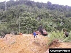 Tim SAR melakukan pencarian korban longsor di Toba Samosir, Sumatera Utara, 13 Desember 2018. (Courtesy photo: BPBD North Sumatra)