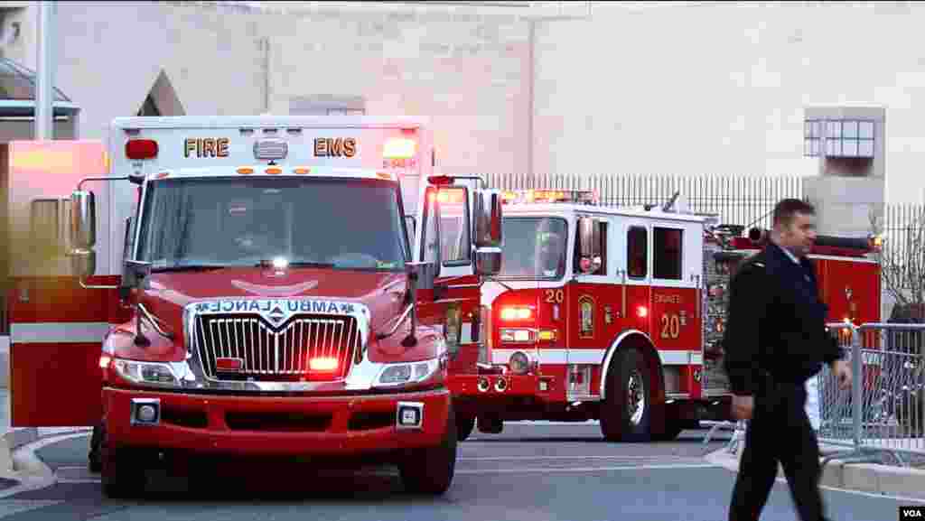 马永田在中国驻美国大使馆前绝食抗议(2015年12月9日美国之音渔沐拍摄)