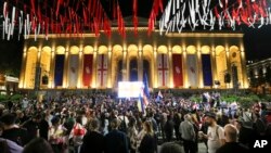Para demonstran berkumpul di depan gedung Parlemen selama aksi protes oposisi terhadap RUU agen asing di Tbilisi, Georgia, Selasa, 28 Mei 2024. 