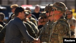 Menteri Pertahanan AS Pete Hegseth bertemu dengan personel militer saat mengunjungi daerah perbatasan di Sunland Park, negara bagian New Mexico, AS, Senin 3 Februari 2025.