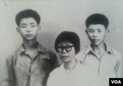 熊焱早年和母亲、兄长合照（熊焱提供）