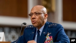 美国空军参谋长、空军上将布朗在国会参议院的一次听证会上作证。（美联社资料图）