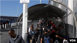 Kafilah migran dan para pelintas batas lainnya terlihat menyeberangi jembatan El Paso del Norte yang memisahkan dua kota perbatasan: El Paso (Texas, AS) dari Ciudad Juarez (Meksiko). (Foto: dok).