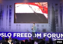 演员、同性恋权利活动家小奥马尔·沙里夫演讲时称赞台湾民主成就（美国之音许宁摄影）