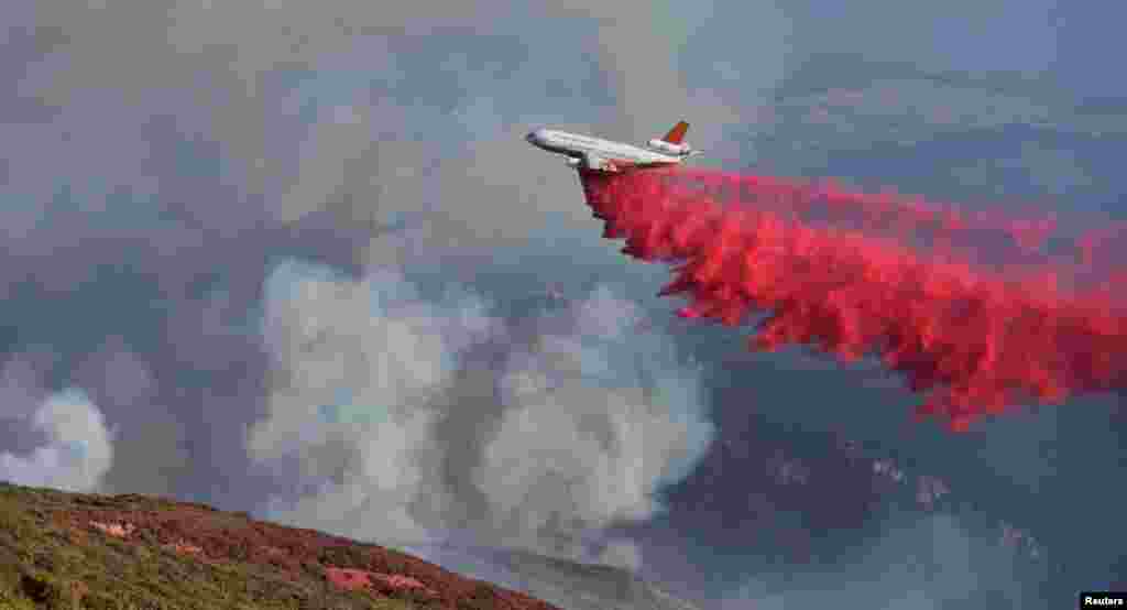 美国加州圣芭芭拉郊外的野火上空,DC-10飞机喷洒阻燃剂(2017年7月13日)