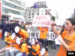 会场外面劳工组织抗议马政府忽视劳工 (美国之音许波拍摄)