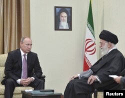 Presiden Rusia Vladimir Putin (kiri) bertemu dengan Pemimpin Tertinggi Iran Ayatollah Ali Khamenei di Teheran, Iran, 23 November 2015. (Foto: REUTERS/Alexei Druzhinin)