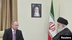 Presiden Rusia Vladimir Putin bertemu dengan pemimpin tertinggi di Iran Ayatollah Ali Khamenei di Teheran, Iran, pada 23 November 2015. (Foto: Sputnik/Kremlin via Reuters/Alexei Druzhinin)