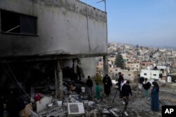 Warga memeriksa rumah yang terkena serangan udara Israel yang menewaskan enam warga Palestina di kamp pengungsi Tepi Barat, 16 Januari 2025. (Foto: Nasser Nasser/AP Photo)