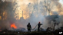 乌克兰紧急服务部门提供的这张照片显示，2025年3月7日，乌克兰哈尔科夫遭到俄罗斯火箭袭击后，消防员在设法扑灭大火。