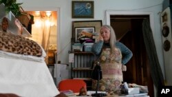 Nensi Rouz, koja pati od sindroma hroničnog umora, u svojoj kući u Njujorku (foto: AP/John Minchillo)