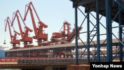 북한과 접한 중국 랴오닝성 단둥항의 화물 전용 부두. (자료사진)