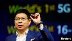 华为消费者业务首席执行官余承东在德国柏林举行的国际电子消费品展销会上推出“麒麟990 5G”芯片。（2019年9月6日）