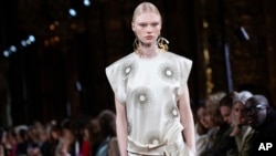 2020年3月2日巴黎秋冬女士时装周期间一模特展示斯特拉·麦卡特尼设计的时装。